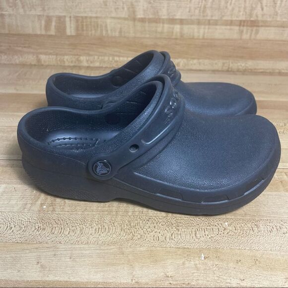 Crocs Womens 6 Men 4 Clogs Closed Toe Black Rubber Slip On Shoes Comfort - Picture 1 of 5